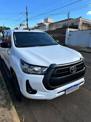 TOYOTA HILUX 2.8 D-4D TURBO DIESEL CD SR 4X4 AUTOMÁTICO